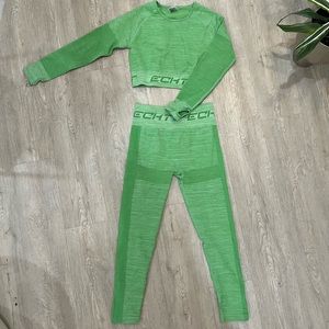 ECHT cropped long sleeve and matching leggings workout set